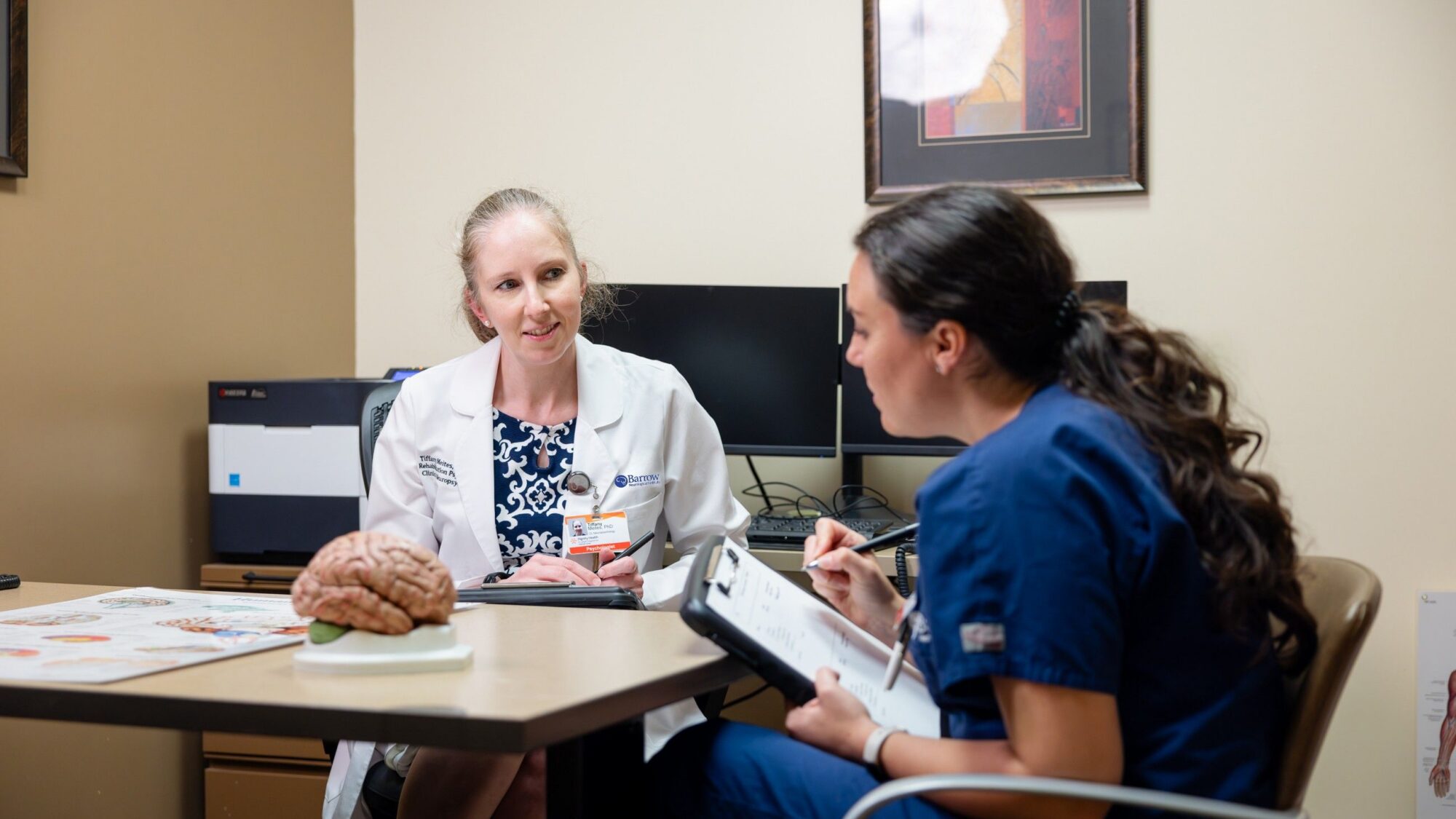 Neuropsychologist Tiffany Meites talks with a resident.