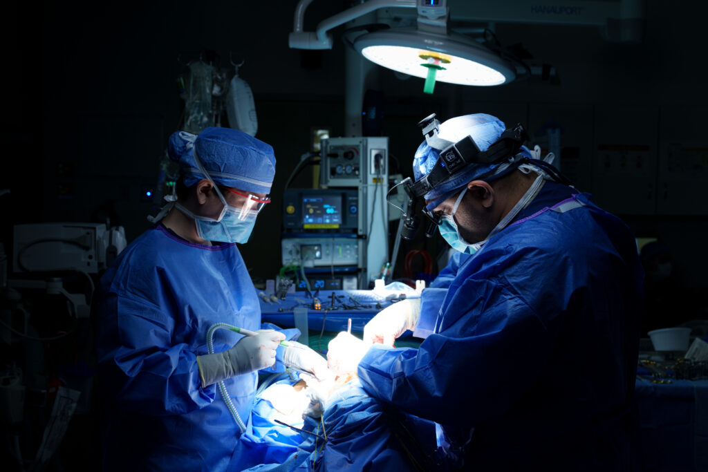Drs. Xie and Jategaonkar in the operating room
