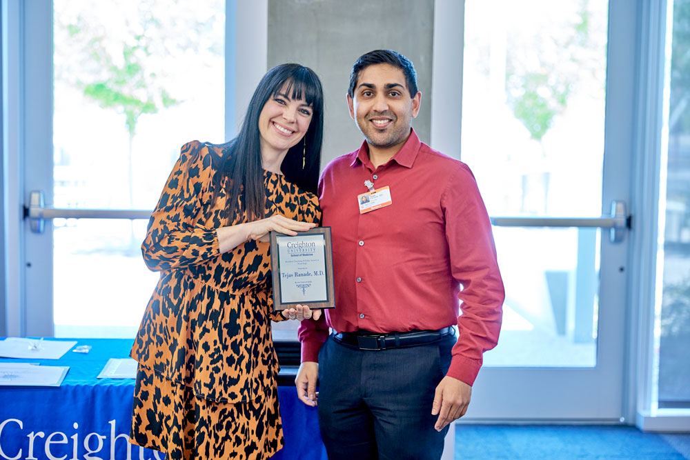 Dr. Nicole Piemonte presents award to Dr. Tejas Ranade