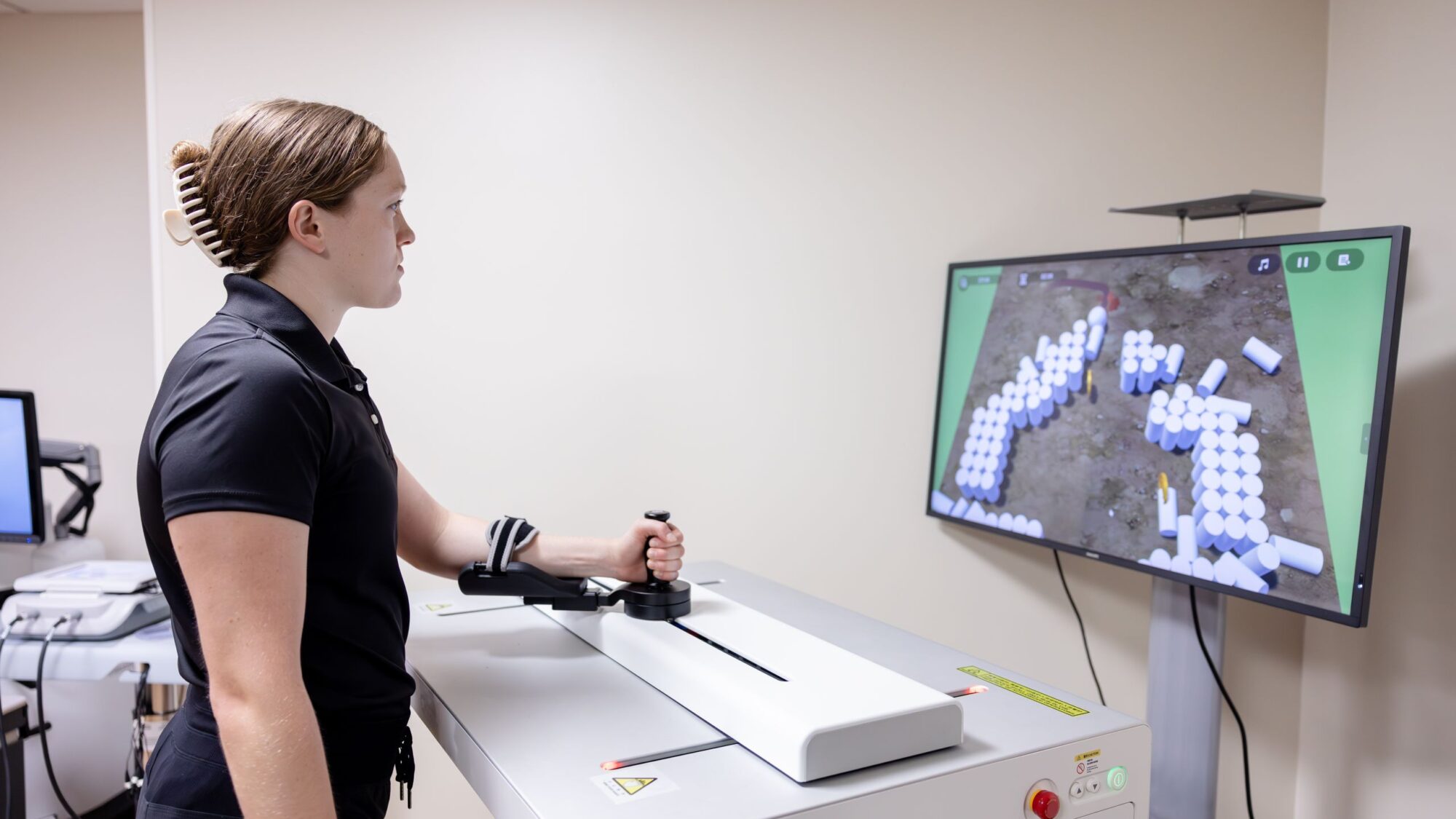 A physical therapist demonstrates how to use the Fourier ArmMotus M2 Pro.